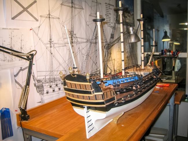 Zdjęcie z budowy drewnianego modelu flagowego okrętu floty rosyjskiej cara Piotra I “Ingermanland” 1:50