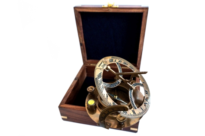 Żeglarski zegar słoneczny z kompasem patynowany w drewnianym pudełku