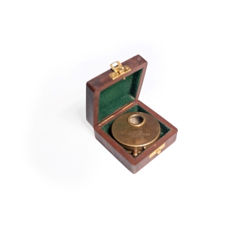 Mosiężny kompas  w pudełku drewnianym COM-0429