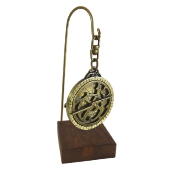 Astrolabium - miniatura H81 na podstawie drewnianej.