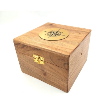 Busola kapitańska w drewnianym, marynistycznym pudełku z Różą Wiatrów