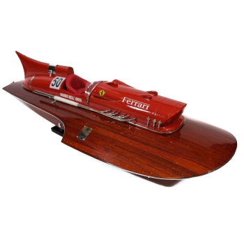 Prestiżowy model wyścigowego hydroplanu “Arno XI”, jedyna łódź motorowa z silnikiem Ferrari, w 1953 roku ustanowił rekord prędkości