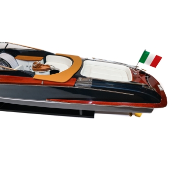 Prestiżowy model RIVA AQUARIVA SUPER 88 cm - włoskiej łodzi motorowej łączącej historię i legendę z nowoczesnością