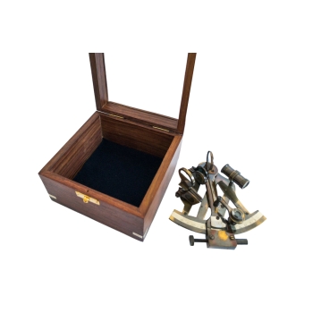 Mosiężny sekstant żeglarski w drewnianym, marynistycznym pudełku ze szklanym wiekiem