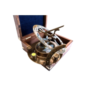 Żeglarski zegar słoneczny z kompasem z postarzanego mosiądzu w marynistycznym, drewnianym pudełku