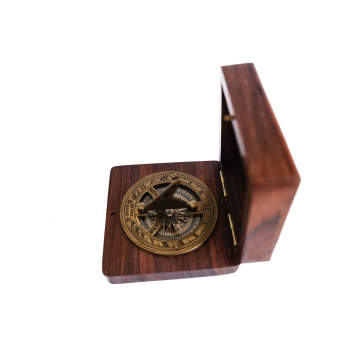 Mosiężny zegar słoneczny z kompasem w drewnianej, marynistycznej obudowie