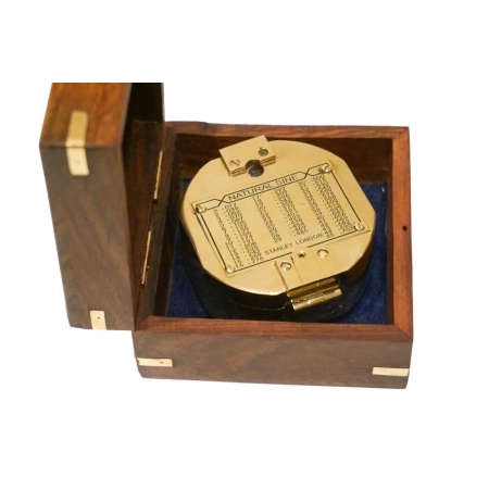 Mosiężny kompas żeglarski, otwierany w marynistycznym pudełku z drewna