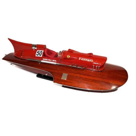 Prestiżowy model wyścigowego hydroplanu “Arno XI”, jedyna łódź motorowa z silnikiem Ferrari, w 1953 roku ustanowił rekord prędkości