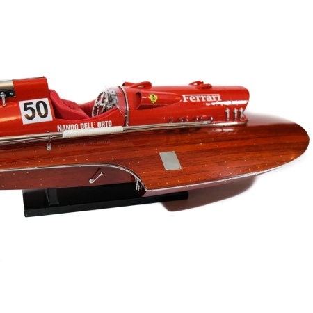 Prestiżowy model wyścigowego hydroplanu “Arno XI”, jedyna łódź motorowa z silnikiem Ferrari, w 1953 roku ustanowił rekord prędkości