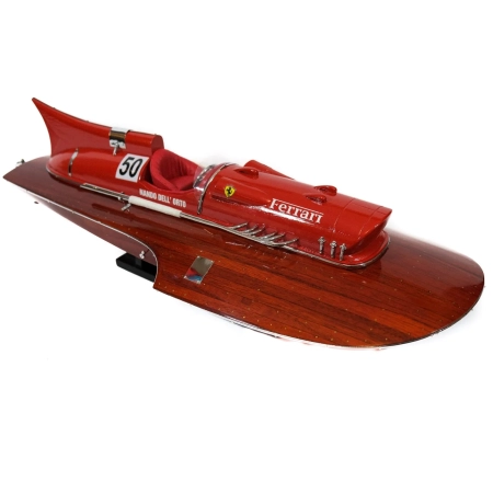 Prestiżowy model wyścigowego hydroplanu “Arno XI”, jedyna łódź motorowa z silnikiem Ferrari, w 1953 roku ustanowił rekord prędkości