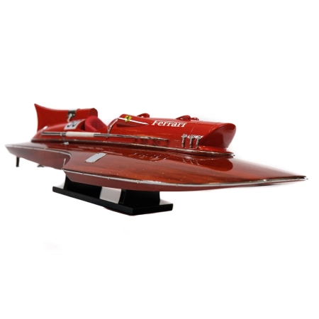 Prestiżowy model wyścigowego hydroplanu “Arno XI”, jedyna łódź motorowa z silnikiem Ferrari, w 1953 roku ustanowił rekord prędkości