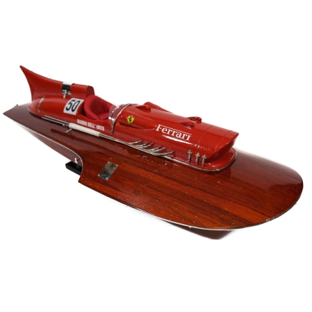 Prestiżowy model wyścigowego hydroplanu “Arno XI”, jedyna łódź motorowa z silnikiem Ferrari, w 1953 roku ustanowił rekord prędkości