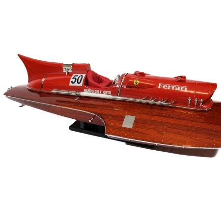 Prestiżowy model wyścigowego hydroplanu “Arno XI”, jedyna łódź motorowa z silnikiem Ferrari, w 1953 roku ustanowił rekord prędkości