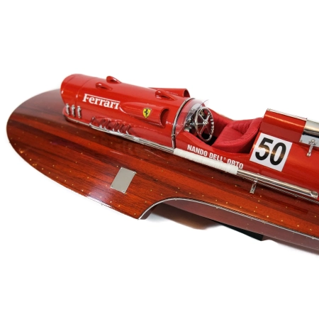Prestiżowy model wyścigowego hydroplanu “Arno XI”, jedyna łódź motorowa z silnikiem Ferrari, w 1953 roku ustanowił rekord prędkości