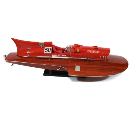 Prestiżowy model wyścigowego hydroplanu “Arno XI”, jedyna łódź motorowa z silnikiem Ferrari, w 1953 roku ustanowił rekord prędkości