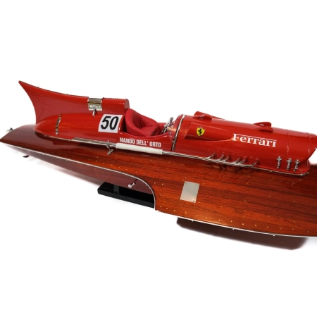 Prestiżowy model wyścigowego hydroplanu “Arno XI”, jedyna łódź motorowa z silnikiem Ferrari, w 1953 roku ustanowił rekord prędkości