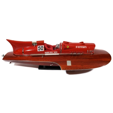 Prestiżowy model wyścigowego hydroplanu “Arno XI”, jedyna łódź motorowa z silnikiem Ferrari, w 1953 roku ustanowił rekord prędkości