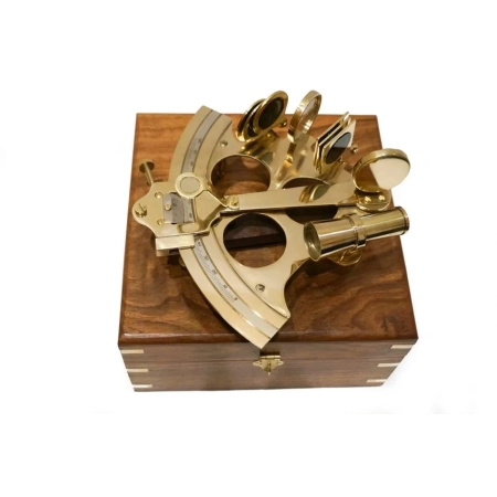 Mosiężny żeglarski sekstant w dawnym, drewnianym pudełku - morski symbol, żeglarski prezent