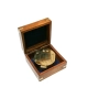 Mosiężny kompas żeglarski, otwierany w marynistycznym pudełku z drewna