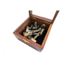 Mosiężny sekstant żeglarski w drewnianym, marynistycznym pudełku ze szklanym wiekiem